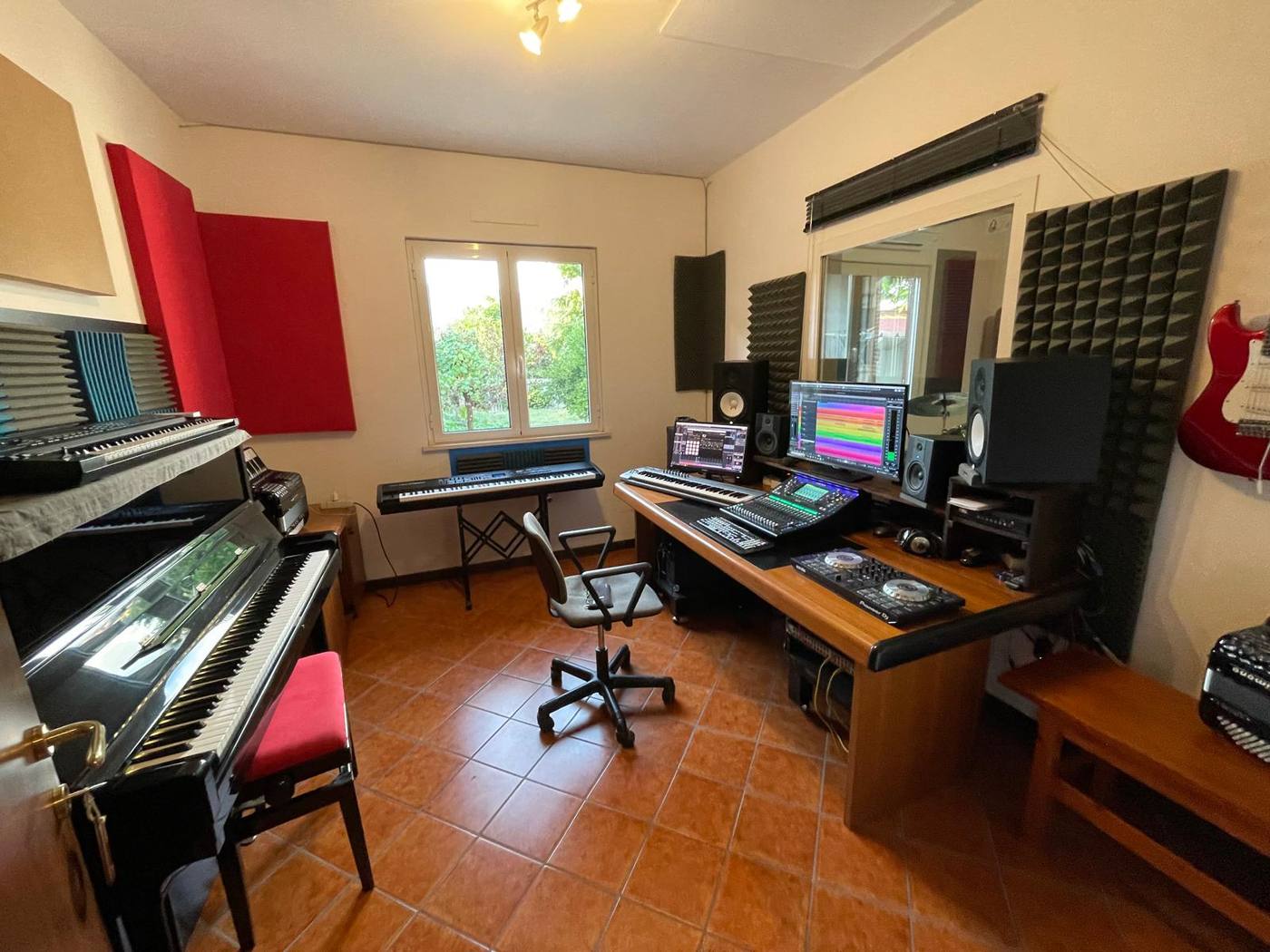 Velester Music - Studio: pianoforte, tastiere e regia