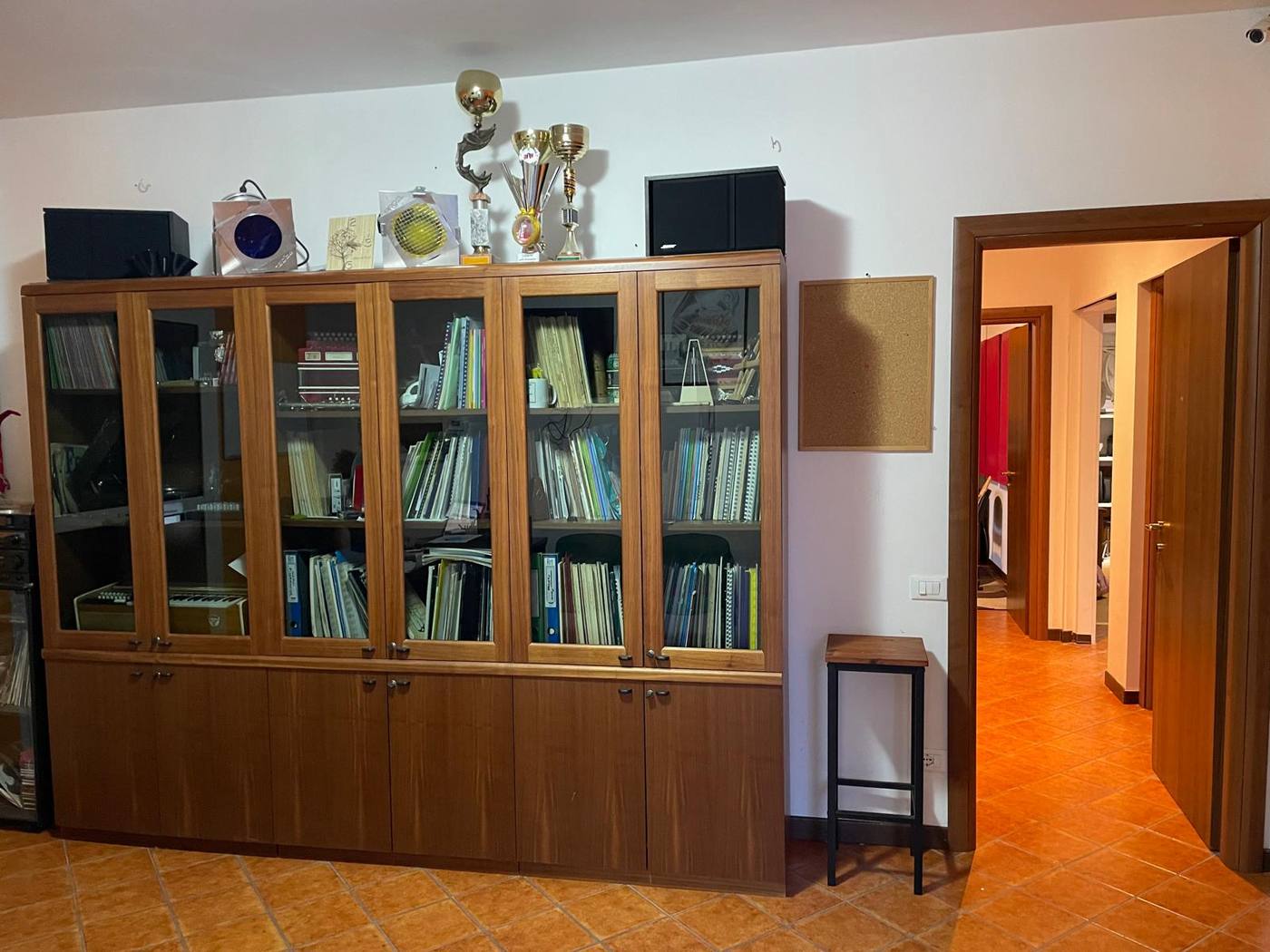 Velester Music - Biblioteca e area accoglienza