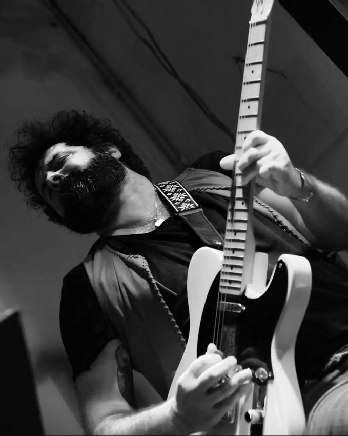 Micky Guns, insegnante di chitarra