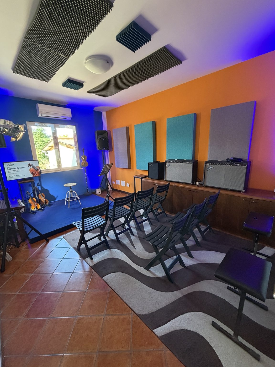 Sala Velester Music preparata per una lezione concerto